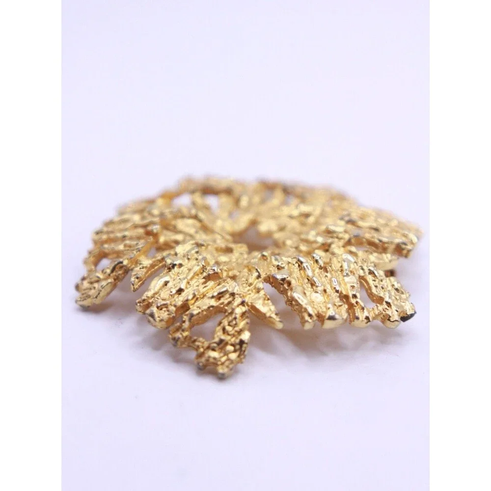 Vintage signed CELEBRITY Textured Metal Nugget Circle Leaf Leaves style Brooch